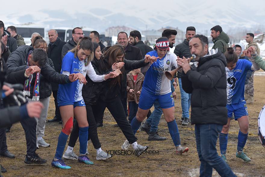 Yüksekova Belediyespor kadın futbol takımı şampiyon oldu 26