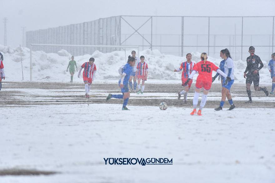 Yüksekova Belediyespor kar ve çamura rağmen kazandı 1
