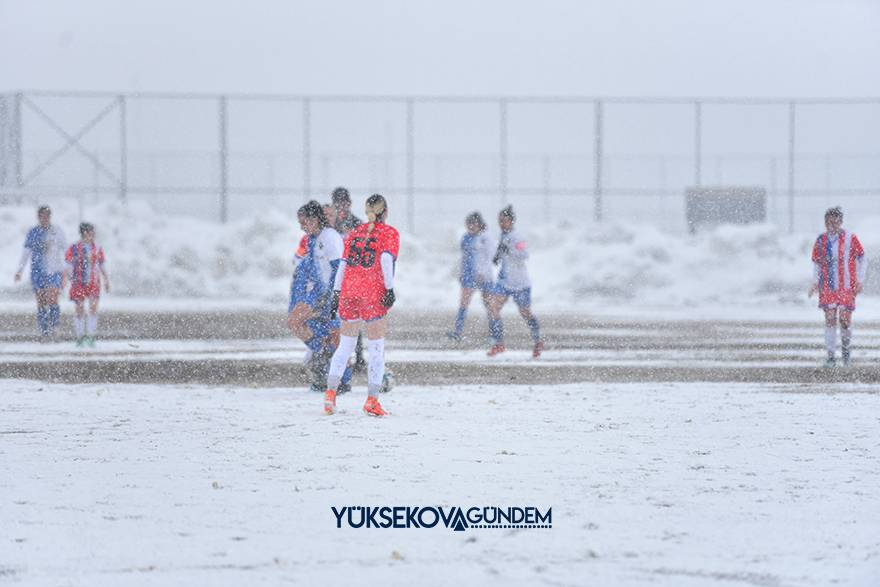 Yüksekova Belediyespor kar ve çamura rağmen kazandı 2