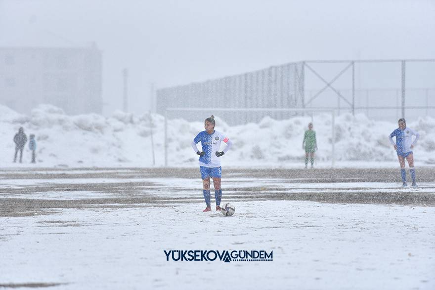 Yüksekova Belediyespor kar ve çamura rağmen kazandı 3
