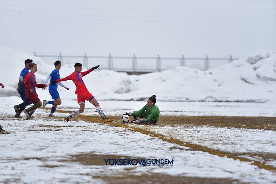Yüksekova Belediyespor kar ve çamura rağmen kazandı 52