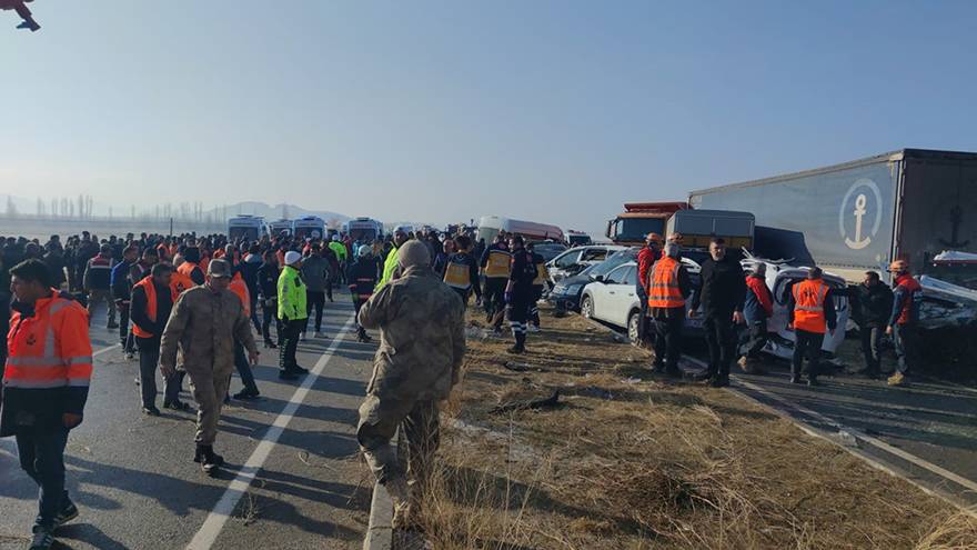 Van’da zincirleme kazalarda can pazarı: 1 ölü, 51 yaralı 10