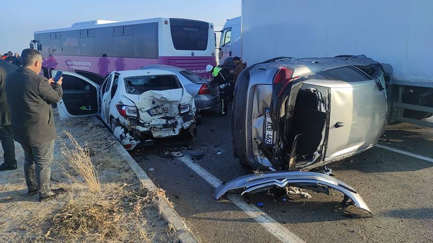 Van’da zincirleme kazalarda can pazarı: 1 ölü, 51 yaralı 8