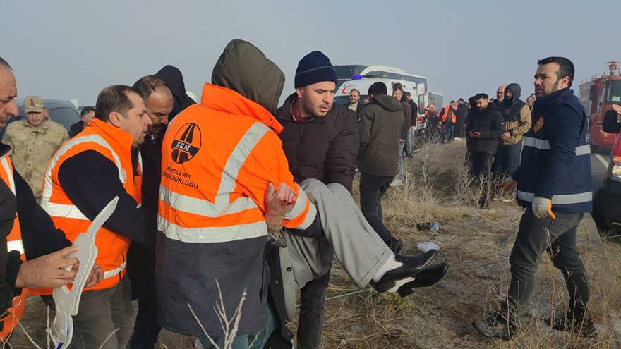 Van’da zincirleme kazalarda can pazarı: 1 ölü, 51 yaralı 9