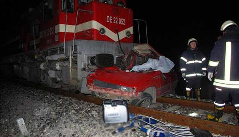 Yolcu treni otomobile çarptı: 2 ölü