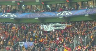 Arena'da Alo Babacım pankartına inceleme