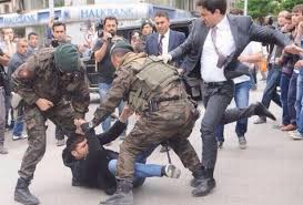 Soma'da Madenci Yakınını Tekmeledi