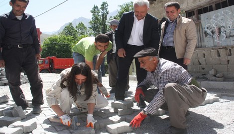 Eş Başkanlar kilit taşı döşedi