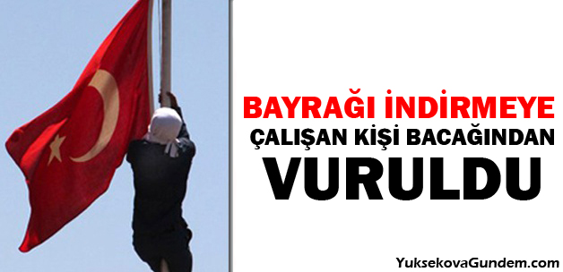 Bayrağı indirmeye çalışan hain vuruldu