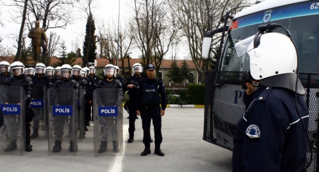Kızıltepe'de pankarta polis engeli