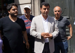 Pariste katliam yerine çiçek bıraktı