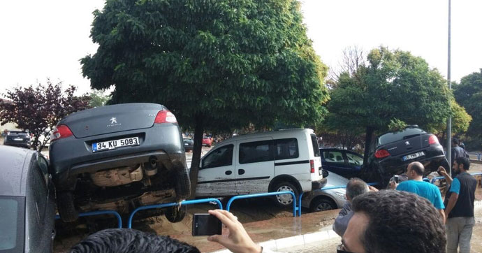 OSB'yi sel suları bastı, fabrika işçileri mahsur kaldı!