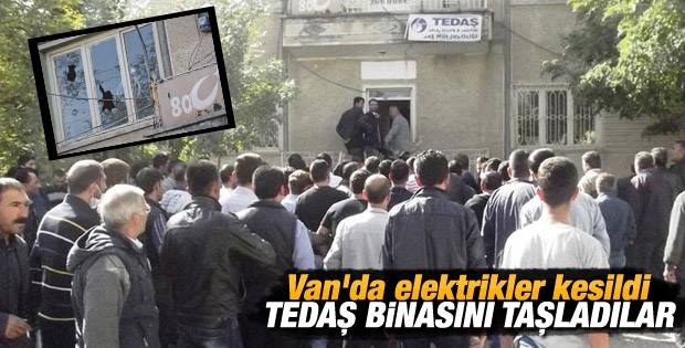 Van'da Tedaş'ı Taşladılar
