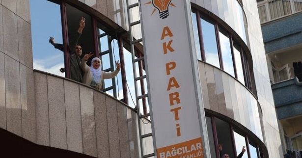 Barış Anneleri, AKP ilçe binasını işgal etti