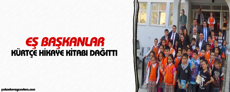 Eş Başkanlar Kürtçe hikaye kitabı dağıttı