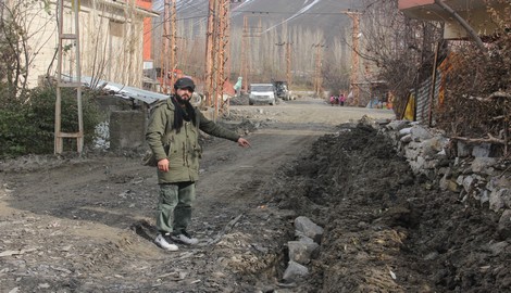 Tahrip edilen yol geçit vermiyor