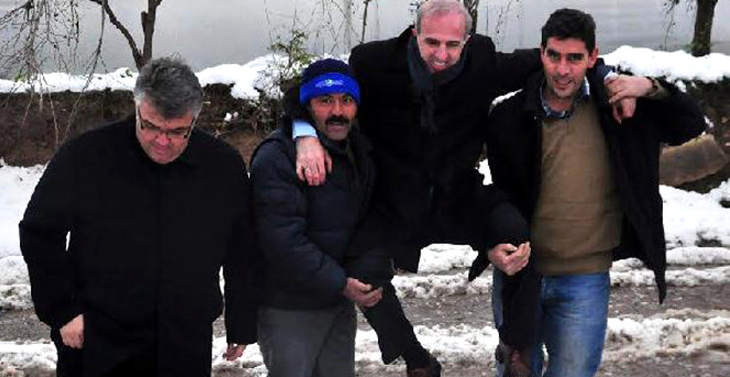 Çiftçinin Omuzunda Hasar Tespiti Yapan Daire Müdürü Görevden Alındı
