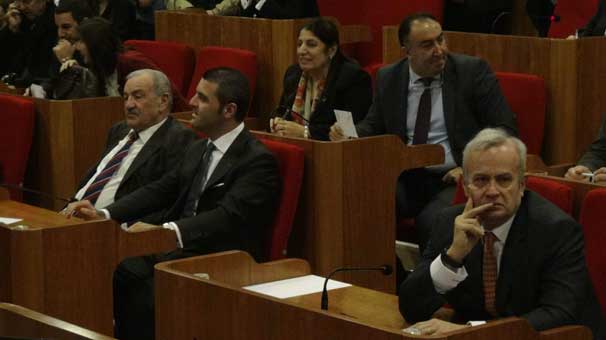 Yan yana oturdular ama göz göze gelmediler