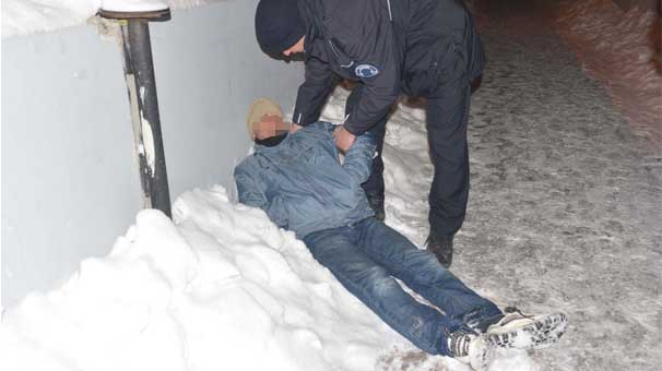 Karlar üstünde donmak üzereydi!