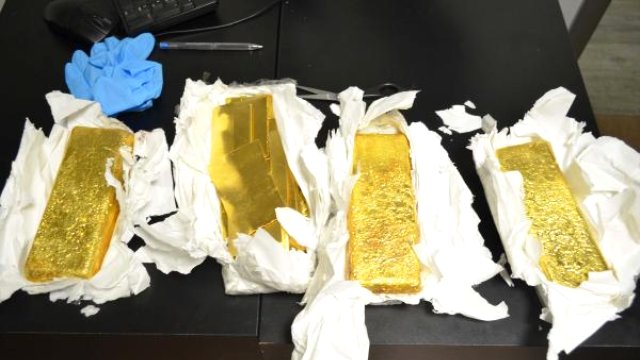 Atatürk Havalimanı'nda Yolcunun Üzerinde 30 Kg Altın Ele Geçirildi