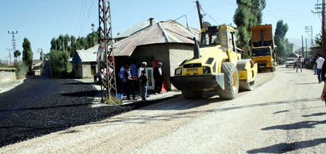Asfalt çalışmaları devam ediyor