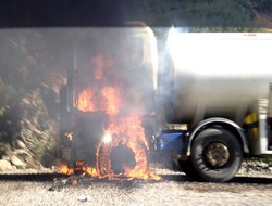 Erzak taşıyan kamyonet yakıldı