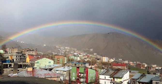 Gökkuşağı Hakkari semalarına renk kattı