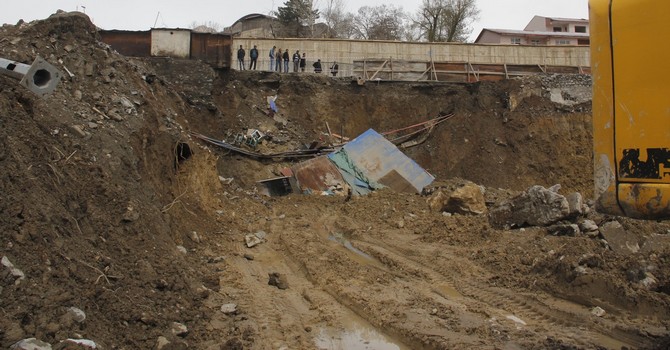 Hakkari'de göçük 4 baraka toprak altında kaldı