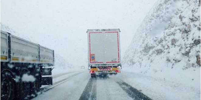Kar, Antalya-Konya karayolunu kapattı