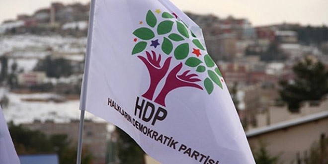 HDP afişleri asan öğrencilere saldırı