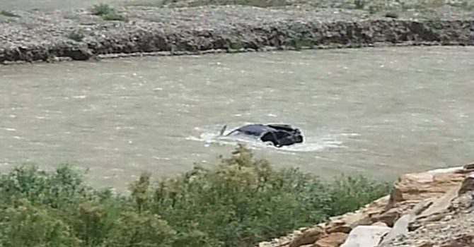 Hakkari'de bir araç Zap suyuna yuvarlandı 4 yaralı