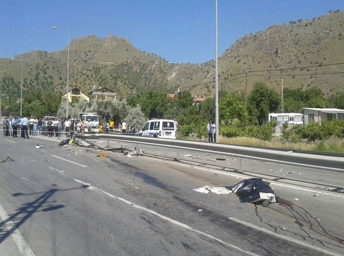 Çöp kamyonu devrildi: 2 ölü