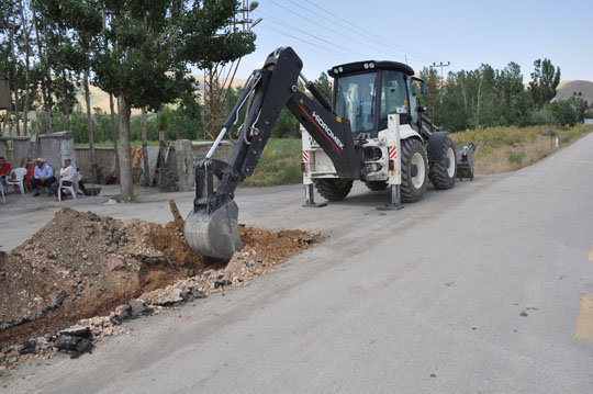 Belediye ekipleri yeni su hatları döşüyor