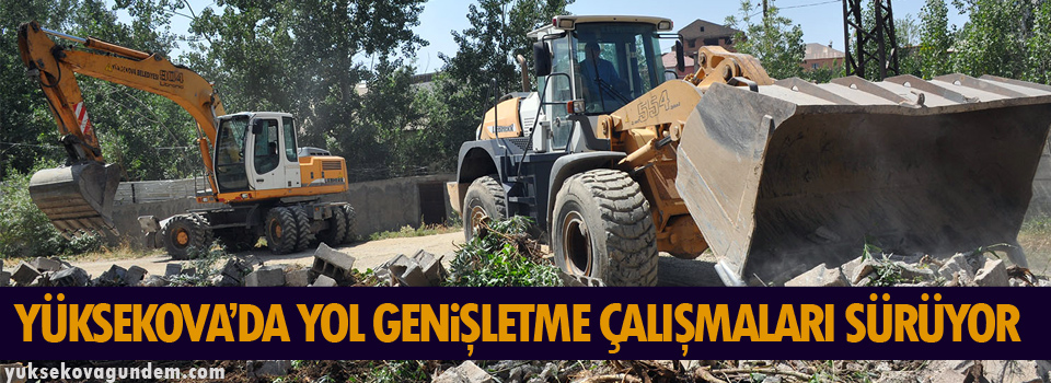 Yüksekova'da yol genişletme çalışmaları sürüyor