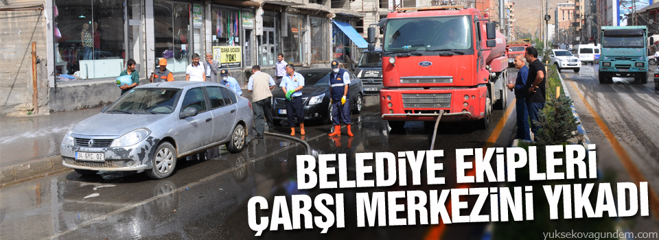 Belediye ekipleri çarşı merkezini yıkadı