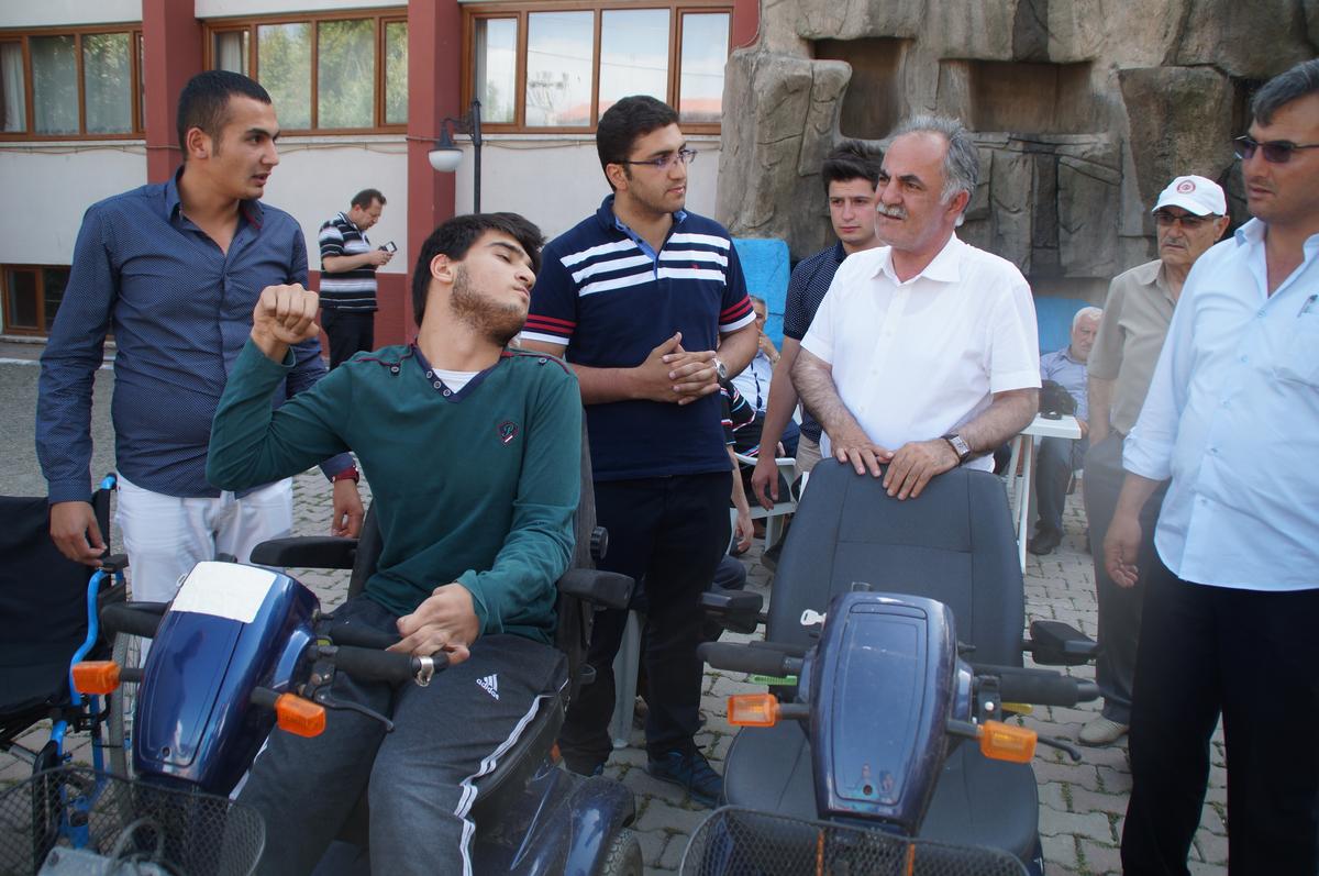 Engelli vatandaşlara akülü araba dağıtıldı