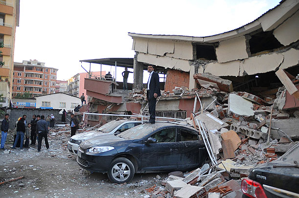 Van'da yaralar sarılmadı