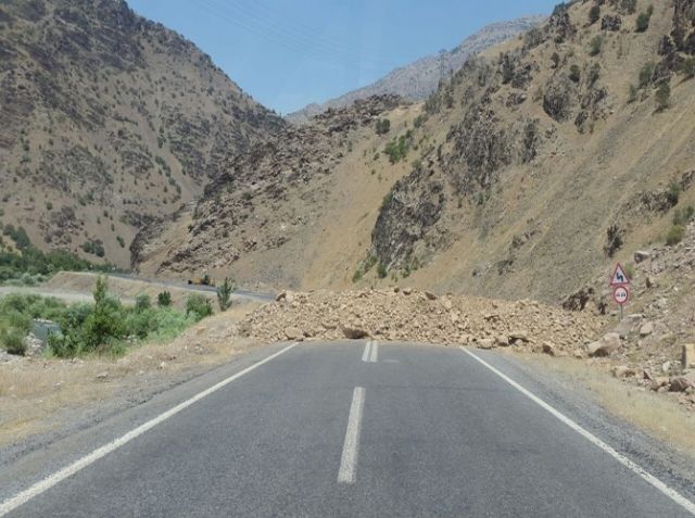 Kars'ta yola döşenen mayın patladı