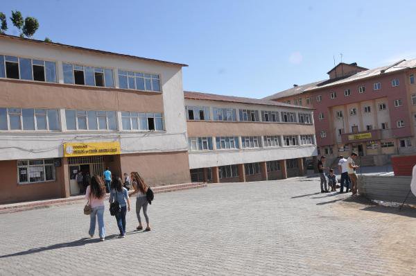 Hakkari'de Sınıflar Boş Kaldı