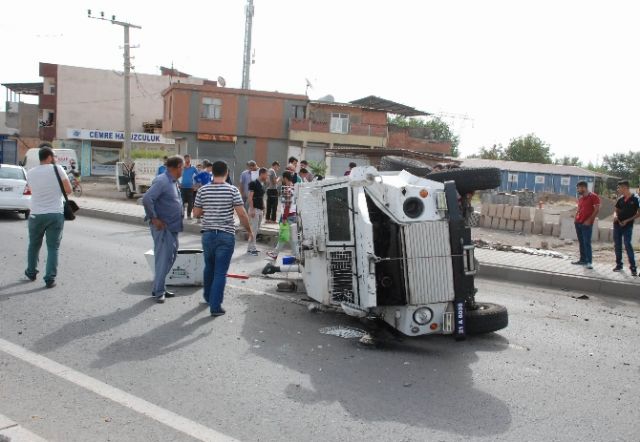 Zırhlı aracın lastiği fırladı: 1'i ağır 3 polis yaralı