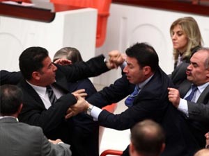 MHP'li ve AKP'li vekiller birbirine girdi