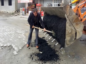 Tahrip olan kanalizasyon kapakları onarılıyor