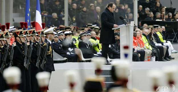 Paris Katliamı’nda ölenler resmi törenle anıldı