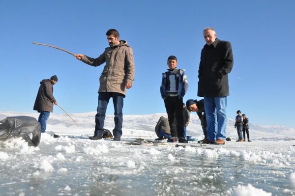Buz kaplı baraj'da balık avı