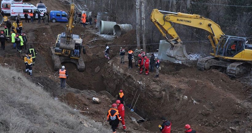 Toprak altında kalan üç işçi hayatını kaybetti