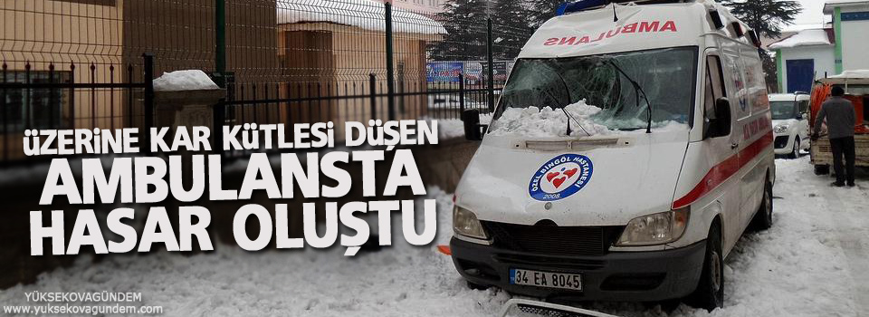 Üzerine kar kütlesi düşen ambulansta hasar oluştu