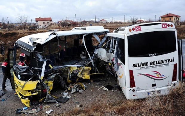 Aksaray'da iki minibüs çarpıştı: 2 ölü, 11 yaralı