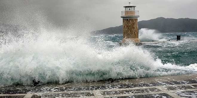 Fırtına, deniz ulaşımını aksatıyor