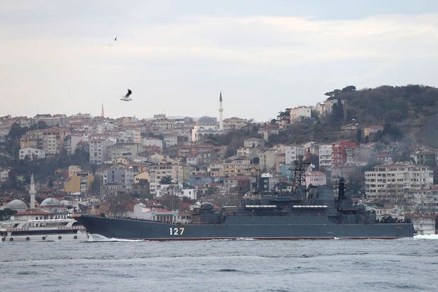 Rus askeri gemileri İstanbul Boğazı'ndan geçti