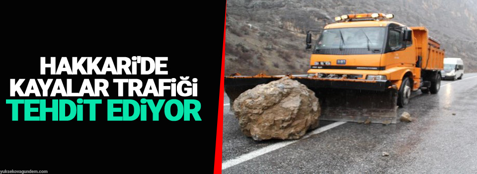 Hakkari'de kayalar trafiği tehdit ediyor